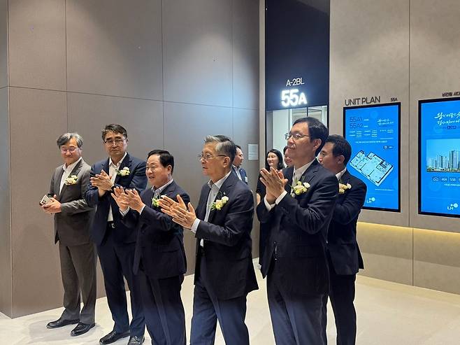 25일 경기도 남양주시 별내동 남양주왕숙 A-1, A-2블록 주택전시관 개관식에 참석한 이한준(앞줄 오른쪽에서 두번째) LH 사장과 김규철(앞줄 맨 오른쪽) 국토교통부 주택토지실장 모습. 신혜원 기자