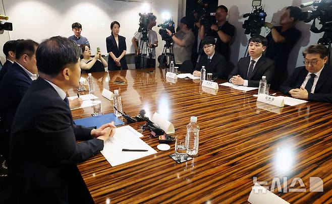 [서울=뉴시스] 김진아 기자 = 25일 오전 서울 중구 더플라자호텔에서 열린 수련협의체 제1차 회의에서 한성존 대한전공의협의회 비상대책위원장이 발언을 하고 있다.  (공동취재) 2025.07.25. photo@newsis.com