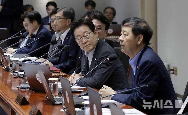 [서울=뉴시스] 최동준 기자 = 이재명 대통령이 22일 서울 용산 대통령실 청사에서 열린 국무회의에서 구윤철 경제부총리 겸 기획재정부 장관의 인사말을 듣고 있다. 2025.07.22. photocdj@newsis.com