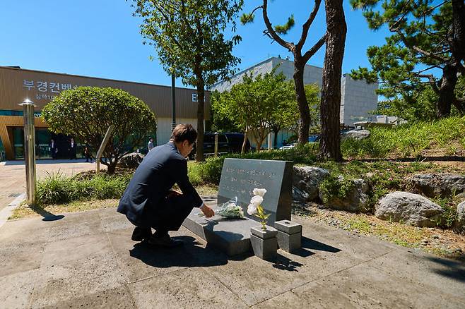 [서울=뉴시스] 최동준 기자 = 이재명 대통령이 25일 부산 부경대학교 이동진 대위 추모비를 방문해 헌화하고 있다. (사진=대통령실 제공) 2025.07.25. photo@newsis.com *재판매 및 DB 금지