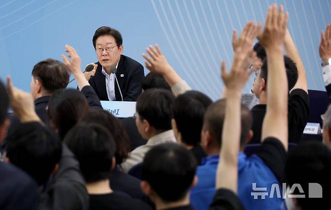 [부산=뉴시스] 최동준 기자 = 이재명 대통령이 25일 부산 부경대에서 열린 타운홀미팅 '부산의 마음을 듣다' 지역 주민 간담회에서 질문을 받고 있다. (대통령실통신사진기자단) 2025.07.25. photocdj@newsis.com