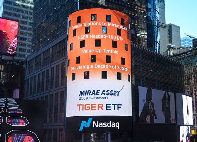 지난해 2월 'TIGER 미국나스닥100 ETF' 10만원 돌파를 기념해 미국 나스닥타워 전광판에 게재된 축하 이미지. (사진=미래에세자산운용 제공) *재판매 및 DB 금지