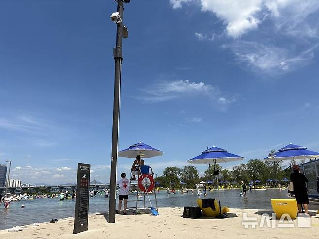 [서울=뉴시스]최은수 기자=서울 전역에 폭염 경보가 내려진 26일 서울 송파구 잠실 한강공원 야외 수영장에서 시민들이 한여름 무더위를 식히고 있다.2025.07.26