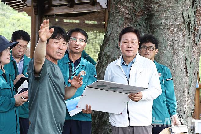 [산청=뉴시스]박완수 경남도지사가 26일 최근 집중호우로 마을 전체가 침하된 산청군 생비량면 상능마을 찾아 피해 복구 상황을 점검하고 있다.(사진=경남도 제공) 0225.07.26.photo@newsis.com