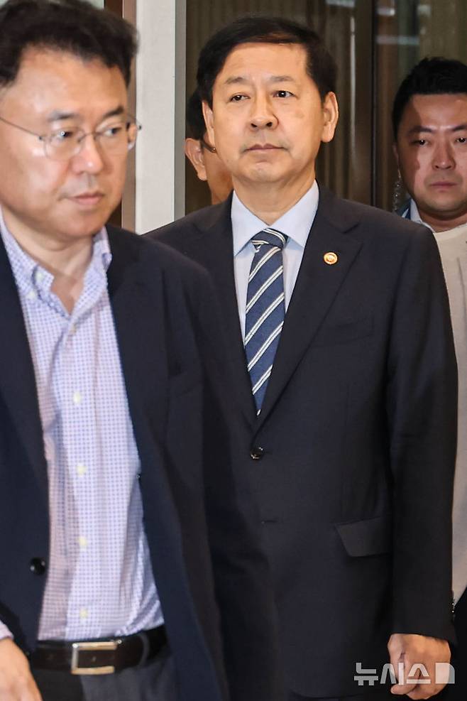 [인천공항=뉴시스] 권창회 기자 = 구윤철 경제부총리 겸 기획재정부 장관이 24일 오전 미국 워싱턴D.C.에서 열릴 예정이였던 미국 재무장관과 무역대표부(USTR)와 예정되어 있던 통상협상이 취소돼 인천국제공항 제2여객터미널 귀빈실을 나서고 있다. (공동취재) 2025.07.24. photo@newsis.com