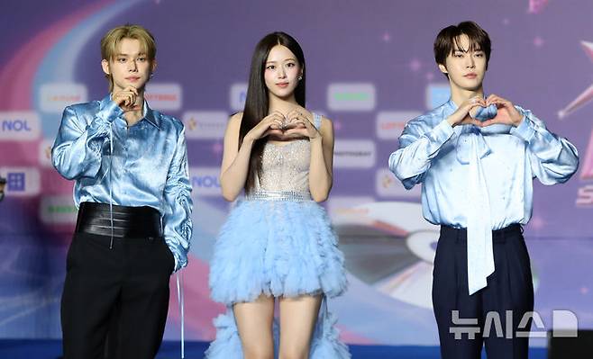 [고양=뉴시스] 김혜진 기자 = 가수 연준(왼쪽부터), 안유진, 도영이 26일 오후 경기 고양 일산서구 킨텍스에서 열린 2025 SBS 가요대전 써머(Summer) 블루카펫에서 포즈를 취하고 있다. 이날 블루카펫 행사에는 유스피어, 비:퍼스트, 아홉, 올데이 프로젝트, 싸이커스, 이즈나, 미야오, 폴킴, NCT WISH, 엔믹스, 잔나비, 아이브, 엔시티 127, 있지가 참석했다. 2025.07.26. jini@newsis.com
