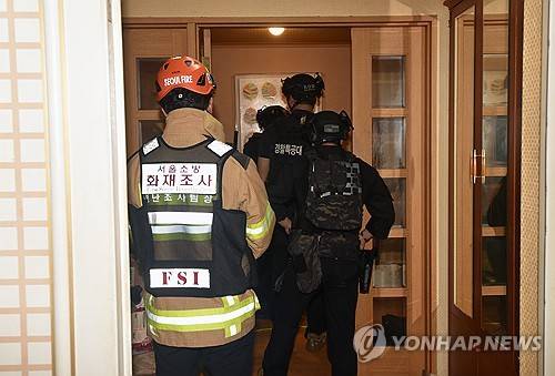 '인천 사제총기 사건' 피의자 자택 수색하는 경찰 (서울=연합뉴스) 지난 21일 인천 송도국제도시 아파트에서 60대 남성이 아들을 사제총기로 살해한 뒤 체포됐다. 경찰이 21일 집에 폭발물을 설치했다는 피의자 진술을 토대로 서울 도봉구 피의자 자택을 수색하고 있다. 2025.7.23 [서울소방재난본부 제공. 재판매 및 DB 금지] photo@yna.co.kr