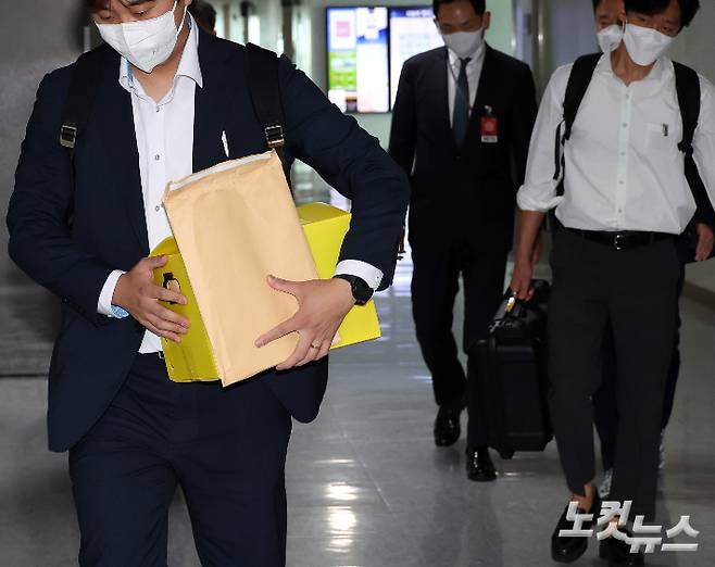 김건희 여사의 의혹들을 수사하는 민중기 특별검사팀이 '양평 고속도로 특혜 의혹' 관련 25일 서울 여의도 국회 의원회관 국민의힘 김선교 의원실을 압수수색하고 압수물품이 든 박수를 들고 나와 이동하고 있다. 윤창원 기자