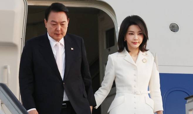 2022년 6월 28일 나토 정상회의 참석을 위해 스페인에 도착한 윤석열 전 대통령과 부인 김건희씨. 이때 김씨가 착용한 브로치는 2천만원 대 티파니앤코사 제품으로 알려졌다. 연합뉴스