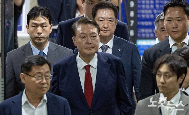 12·3 불법계엄 사태로 특검 수사를 받는 윤석열 전 대통령이 9일 서울 서초구 서울중앙지방법원에서 열린 구속 전 피의자 심문(영장실질심사)을 마치고 대기 장소인 서울구치소로 이동하고 있다. 사진공동취재단