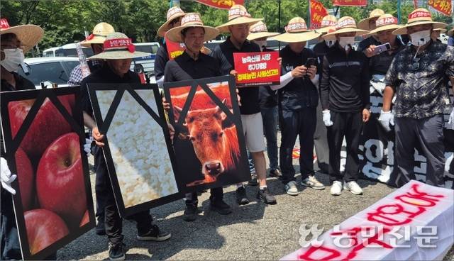 한국후계농업경영인 경북도연합회가 25일 서울 용산구 대통령실 인근에서 개최한 ‘한·미 상호관세 협상 농축산물 장벽 철폐 반대 경북농민대회’에서 농민들이 미국의 시장 개방 요구로 농업·농촌이 고사 위기에 처했다며 퍼포먼스를 하고 있다.
