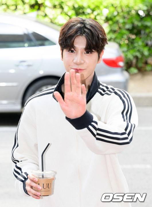 [OSEN=이대선 기자] 8일 오후 서울 영등포구 여의도 KBS 신관에서 KBS 2TV ‘열린음악회’ 녹화가 진행됐다.가수 정동원이 방송국으로 이동하며 팬과 취재진을 향해 인사를 하고 있다. 2025.04.08 /sunday@osen.co.kr