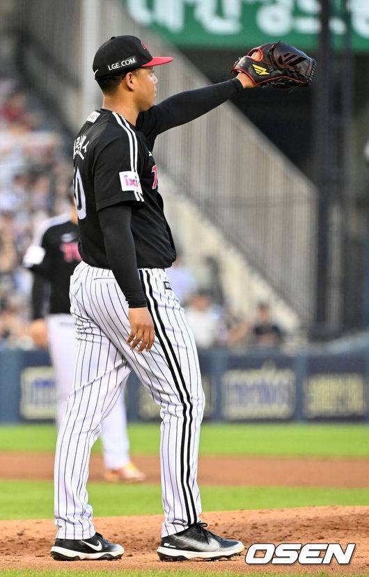 [OSEN=잠실, 민경훈 기자] 25일 오후 서울 잠실야구장에서 2025 신한 SOL Bank KBO리그 두산 베어스와 LG 트윈스의 경기가 열렸다.이날 두산은 콜어빈, LG는 에르난데스를 선발로 내세웠다.2회말을 마친 LG 선발 에르난데스가 사인을 보내고 있다. 2025.07.25 / rumi@osen.co.kr