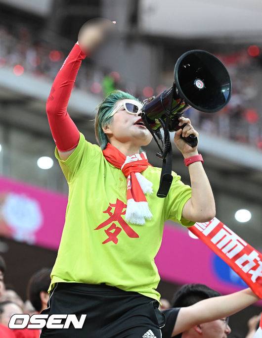 [OSEN=서울월드컵경기장, 이대선 기자] 중국이 예고했던 놀랄 일은 없었다. 한국이 무난하게 중국을 잡아내며 '공한증'&nbsp;역사를 이어갔다.김도훈 임시 감독이 이끄는 대한민국 축구대표팀은 11일 오후 8시 서울월드컵경기장에서 열린 2026 국제축구연맹(FIFA) 북중미 월드컵 아시아 2차 예선 C조 6차전에서 중국을 1-0으로 꺾었다.경기에 앞서 중국 응원단이 손흥민이 소개되자 손가락 욕을 하고 있다. 2024.06.11 /sunday@osen.co.kr