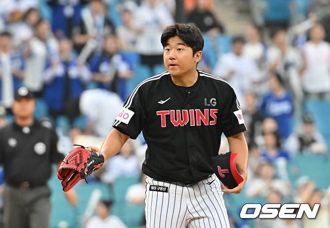 [OSEN=대구, 이석우 기자] 4일 대구삼성라이온즈파크에서 2025 신한 SOL 뱅크 KBO 리그 삼성 라이온즈와 LG 트윈스의 경기가 열렸다. 홈팀 삼성은 이승현이, 방문팀 LG는 송승기가 선발 출전했다. LG 트윈스 선발 투수 송승기가 3회말 2사 삼성 라이온즈 디아즈의 타구를 피해 넘어 졌다 일어나 더그아웃을 보며 괜찮다는 표시를 하고 있다. 2025.07.04 / foto0307@osen.co.kr