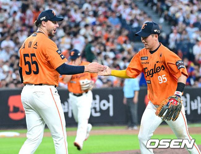 [OSEN=대전, 최규한 기자] 25일 대전 한화생명볼파크에서 ‘2025 신한 SOL Bank KBO리그’ 한화 이글스와 SSG 랜더스의 경기가 열렸다.홈팀 한화는 라이언 와이스, 방문팀 SSG는 드류 앤더슨을 선발로 내세웠다.4회초 1사 1루 상황 SSG 에레디아의 병살타 때 타구를 잡아 더블플레이 수비를 펼친 한화 2루수 황영묵과 선발 와이스가 인사를 나누고 있다. 2025.07.25 / dreamer@osen.co.kr