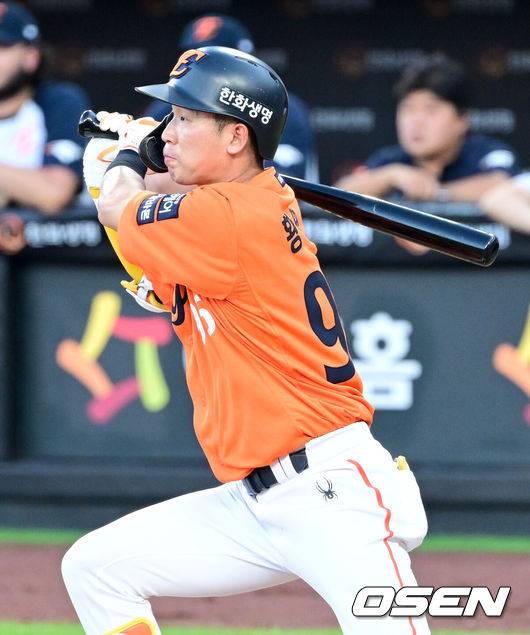 [OSEN=대전, 최규한 기자] 25일 대전 한화생명볼파크에서 ‘2025 신한 SOL Bank KBO리그’ 한화 이글스와 SSG 랜더스의 경기가 열렸다.홈팀 한화는 라이언 와이스, 방문팀 SSG는 드류 앤더슨을 선발로 내세웠다.1회말 무사 선두타자로 나선 한화 황영묵이 우중간 2루타를 날리고 있다. 2025.07.25 / dreamer@osen.co.kr