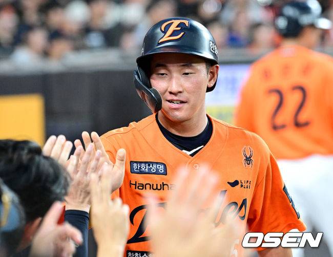 [OSEN=대전, 최규한 기자] 25일 대전 한화생명볼파크에서 ‘2025 신한 SOL Bank KBO리그’ 한화 이글스와 SSG 랜더스의 경기가 열렸다.홈팀 한화는 라이언 와이스, 방문팀 SSG는 드류 앤더슨을 선발로 내세웠다.4회말 2사 1, 2루 상황 한화 문현빈의 달아나는 1타점 적시타 때 홈을 밟은 황영묵이 더그아웃 동료들과 인사를 나누고 있다. 2025.07.25 / dreamer@osen.co.kr