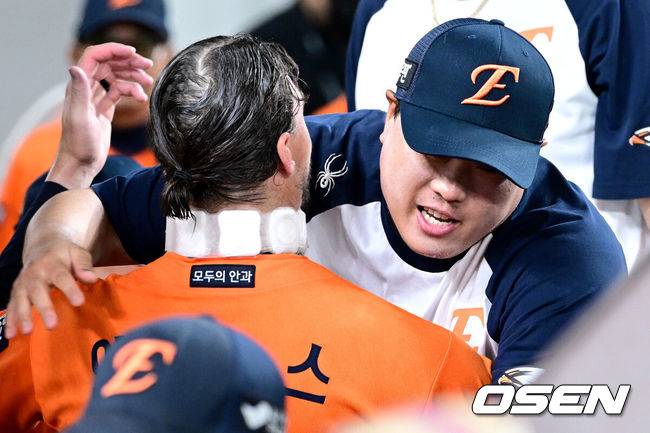 [OSEN=대전, 최규한 기자] 25일 대전 한화생명볼파크에서 ‘2025 신한 SOL Bank KBO리그’ 한화 이글스와 SSG 랜더스의 경기가 열렸다.홈팀 한화는 라이언 와이스, 방문팀 SSG는 드류 앤더슨을 선발로 내세웠다.7회초 SSG 공격을 무실점으로 막아낸 한화 선발 라이언 와이스가 동료 투수 류현진과 인사를 나누고 있다. 2025.07.25 / dreamer@osen.co.kr