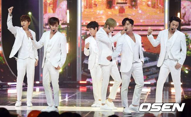 [OSEN=일산, 곽영래 기자] 신화가 12일 오후 경기도 MBC드림센터에서 진행된 MBC 뮤직 '쇼 챔피언' 생방송에서 무대를 펼치고 있다. / youngrae@osen.co.kr