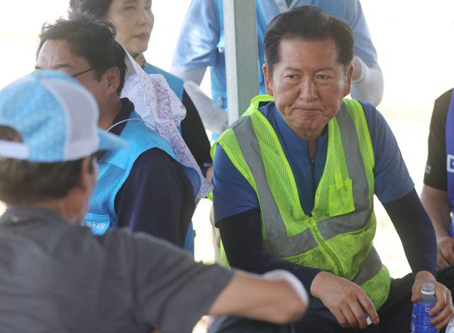 ▲더불어민주당 당 대표 선거에 출마한 정청래 의원이 25일 오후 경남 산청군 신안면 신기마을 일대 수해 복구 현장을 찾아 주민 의견을 청취하고 있다. ⓒ연합뉴스