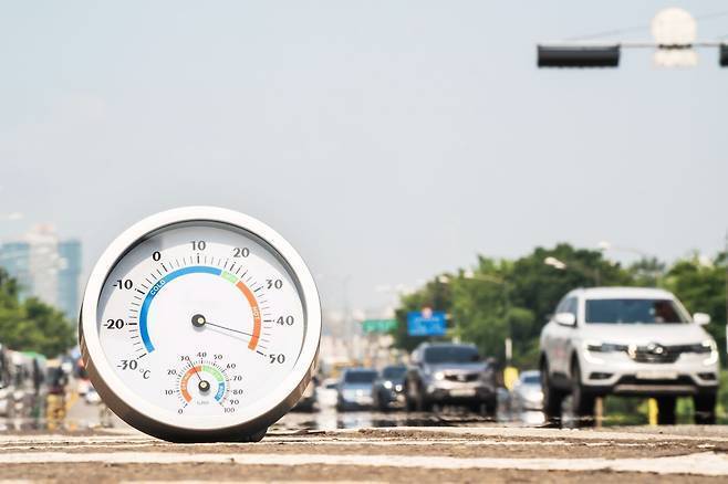 창문을 조금 열어두거나 햇빛 가리개를 활용해 내부 온도 상승을 억제하는 것이 중요하다. 게티이미지