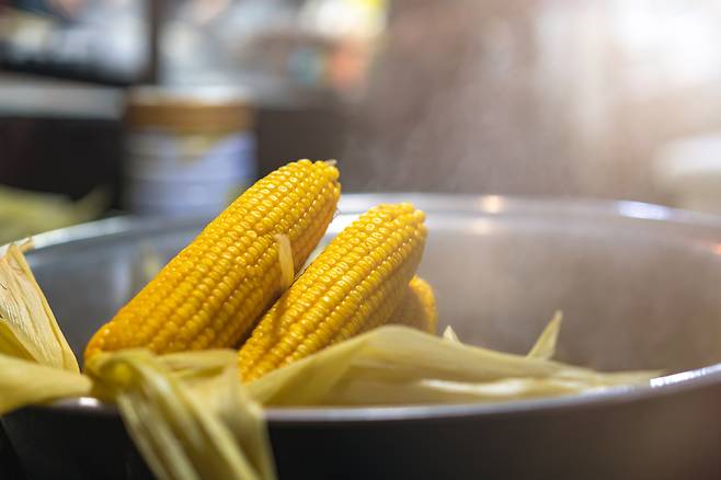 옥수수를 먹을 때 칼로리 섭취를 줄이려면 삶거나 쪄서 먹는 좋다. 클립아트코리아 제공