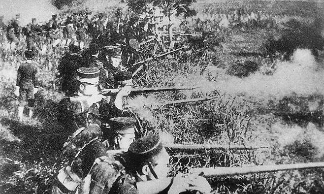 1894년 청일전쟁 당시 일본군 보병이 사격을 하는 모습. 어크로스 제공