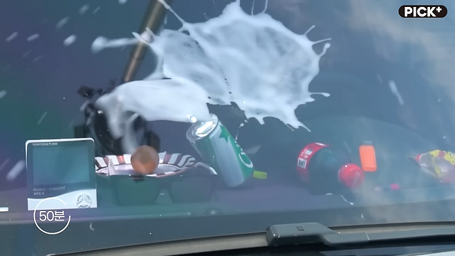 야외 주차된 차에서 고온을 견디지 못하고 캔사이다가 터지는 장면. 픽플러스 유튜브 채널 캡처