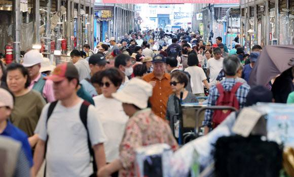전날인 25일 오후 서울 동대문구 청량리종합시장이 장을 보려는 시민들로 북적이고 있다. 뉴스1