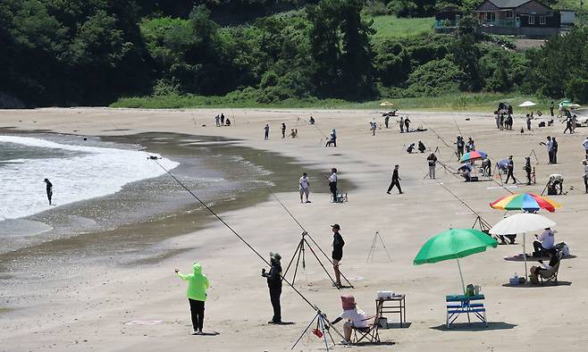 26일 전남 고흥군 영남면 남열해돋이해수욕장 일원에서 열린 ‘2025 고흥 드론 서머비치 페스타’에 출전한 드론낚시대회 선수들이 드론낚시를 하고 있다. 고흥=이제원 선임기자
