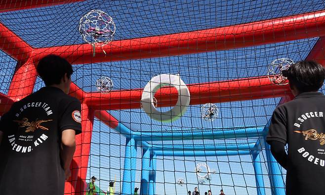 ‘2025 고흥 드론 서머비치 페스타’ 전국드론축구대회에서 출전 선수들이 경기를 하고 있다. 고흥=이제원 선임기자