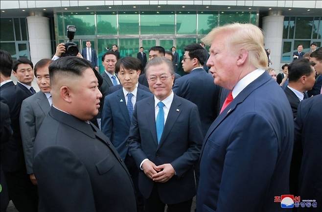 남북미 정상회담 - 김정은 북한 국무위원장과 도널드 트럼프 미국 대통령은 판문점 회동에서 교착 상태인 북미 대화를 재개하기로 합의했다고 조선중앙통신이 1일 보도했다. 사진은 중앙통신이 홈페이지에 공개한 것으로, 판문점 남측 자유의집 앞에서 대화하고 있는 문재인 대통령과 김정은 국무위원장, 트럼프 대통령의 모습. 2019.7.1 연합뉴스