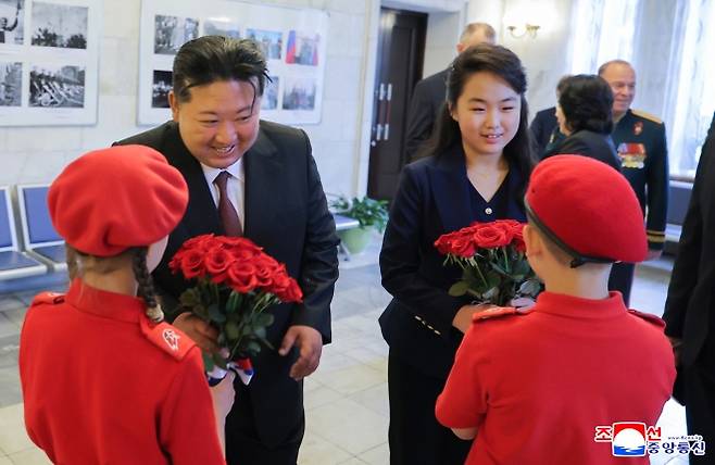 김정은, 딸 주애와 주북 러시아 대사관 방문 - 김정은 북한 국무위원장이 소련의 제2차 세계대전 승리(전승절) 80주년을 맞아 9일 오전 딸 주애와 함께 평양 주재 러시아 대사관을 방문했다고 조선중앙통신이 10일 보도했다. 2025.5.10 평양 조선중앙통신=연합뉴스