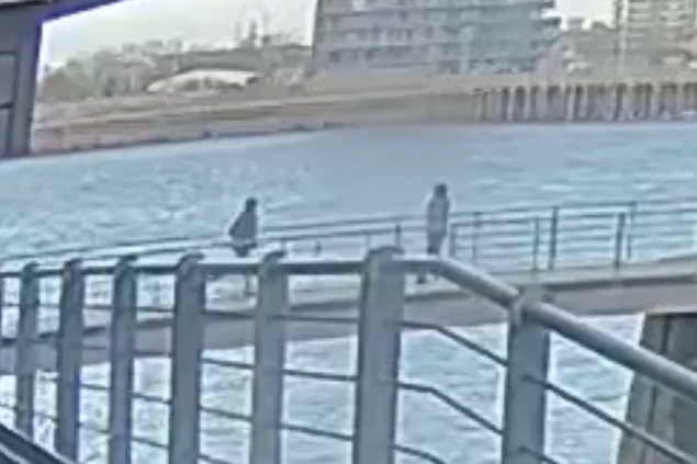 영국 런던 2층 버스에서 14세 소년을 흉기로 27차례 찔러 살해한 16세 소년들이 25일(현지시간) 최소 15년 10개월 후 가석방 자격을 얻을 수 있는 종신형을 선고받았다. 사진은 지난 1월 7일 사건 직후 버스에서 내린 가해자들이 도주하는 모습. 런던광역경찰청 제공