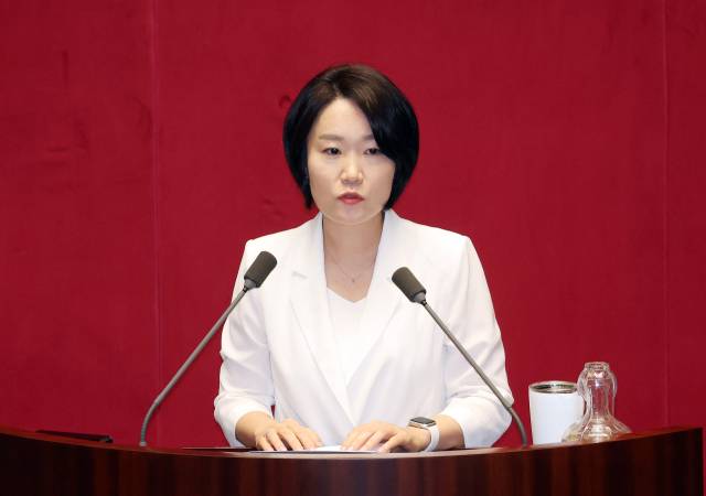더불어민주당 이소영 의원이 4일 국회 본회의에서 2025년도 제2회 추가경정예산안이 상정된 가운데 토론하고 있다. 연합뉴스
