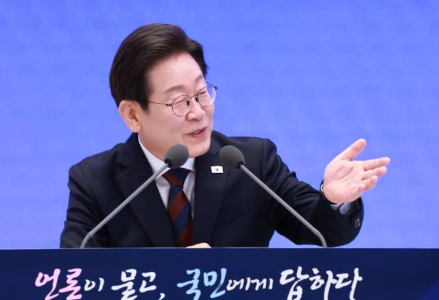 이재명 대통령이 3일 청와대 영빈관에서 열린 '대통령의 30일, 언론이 묻고 국민에게 답하다' 기자회견에서 취재진의 질문을 받고 있다.연합뉴스
