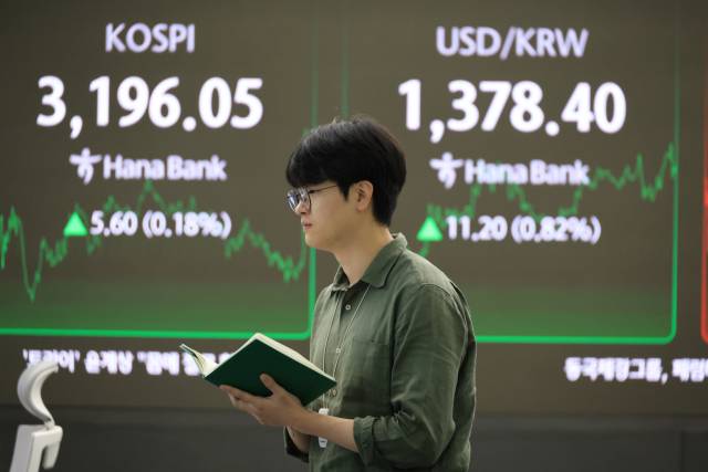 25일 서울 중구 하나은행 본점에서 직원들이 증시와 환율을 모니터하고 있다. 이날 코스피 지수는 전장보다 5.60포인트(0.18%) 오른 3,196.05에 거래를 마쳤다. 한때 3,205.82까지 올랐으나 더 이상 탄력을 받지 못하고 상승세가 둔화했다. 연합뉴스