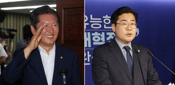 더불어민주당 대표직 출사표를 던진 정청래 의원이 6월 24일 오후 서울 여의도 국회에서 열린 의원총회 참석 전 입구에서 의원들에게 인사를 하고 있다(왼쪽). 동아DB |  6월 23일 박찬대 전 더불어민주당 원내대표가 서울 여의도 중앙당사에서 기자회견을 열고 당대표 출마 선언을 하고 있다. 동아DB