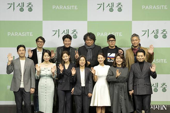 2020년 2월19일 서울 조선호텔에서 영화 <기생충> 배우 및 스태프 기자회견이 열렸다. 당시 <기생충>은 미국 아카데미 시상식에서 작품상·감독상·각본상·국제장편영화상 총 4개 부문을 수상했다. 앞줄 오른쪽에서 두 번째가 ‘국문광’역을 맡은 배우 이정은씨. ⓒ시사IN 신선영