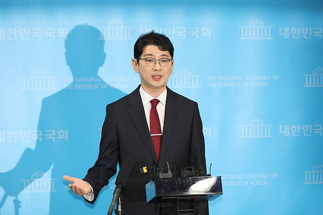 주진우 국민의힘 의원이 지난 24일 서울 여의도 국회 소통관에서 국민의힘 당대표 출마 선언 기자회견을 마치고 취재진의 질문에 답하고 있다. ⓒ연합뉴스