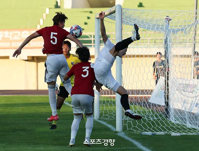 충북 제천종합운동장에서 25일 열린 58회 대통령금배 전국고교축구대회 4강전에서 서울 보인고 선수들이 서울 영등포공고 골문을 향해 헤딩을 시도하고 있다.  권도현 기자