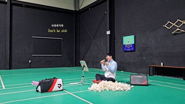 ▲ 배드민턴 강사 한만청이 온라인에서 큰 화제를 모았던 커버곡 '세이 예스'를 리메이크하고 가수로 정식 데뷔한다. 제공|HMC 컴퍼니