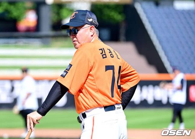 25일 경기를 앞두고 훈련을 지켜보는 김경문 감독.