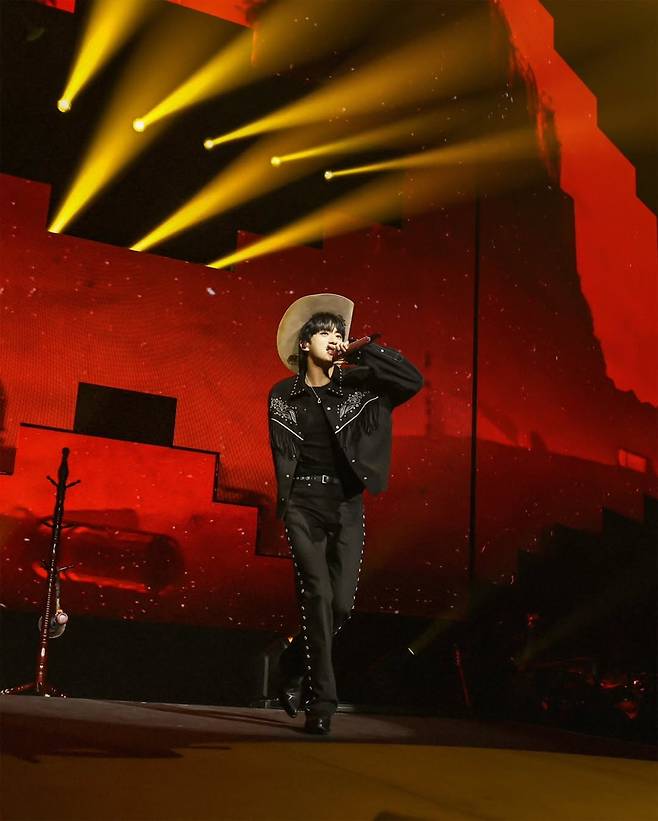 "방탄소년단 진과 아미가 여기 있어서 좋았어요" 美 댈러스 보랏빛 선물 한아름