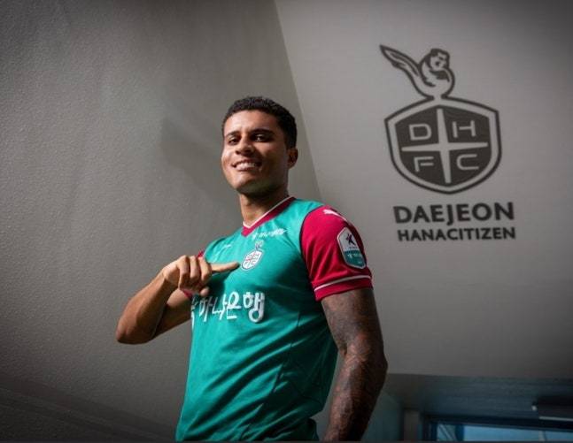 주앙 빅토르의 대전 하니시티즌 입단 기념 오피셜 사진. /사진=대전 하니시티즌 제공