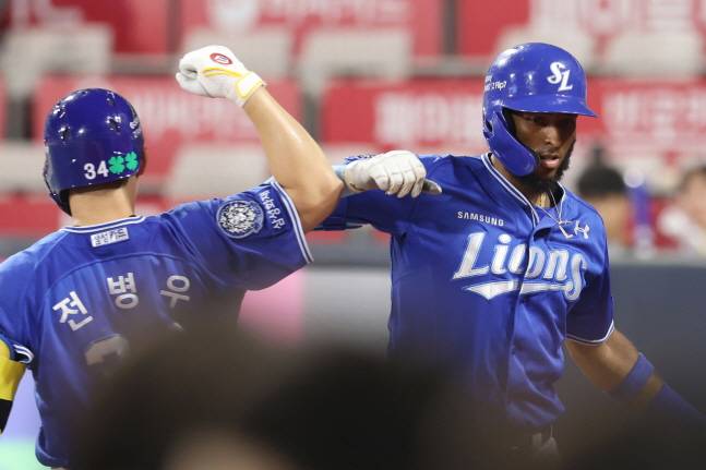 디아즈(오른쪽)가 홈런 이후 득점한 뒤 전병우와 하이파이브를 하고 있다. /사진=삼성 라이온즈 제공