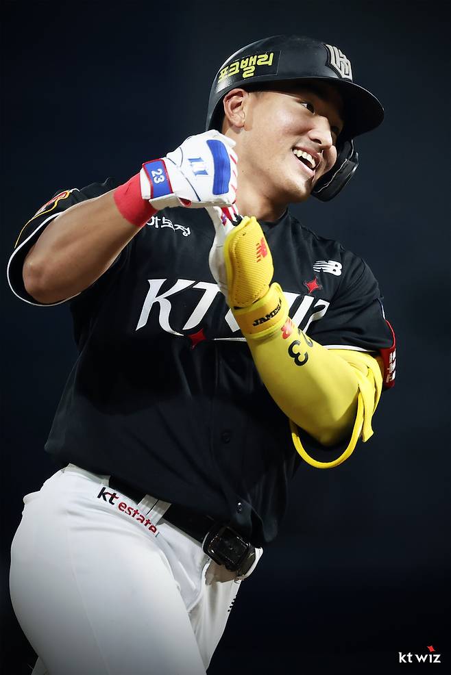 KT 위즈 안현민이 올해 정규시즌 경기에서 홈런을 친 뒤 세리머니하고 있다. KT 위즈