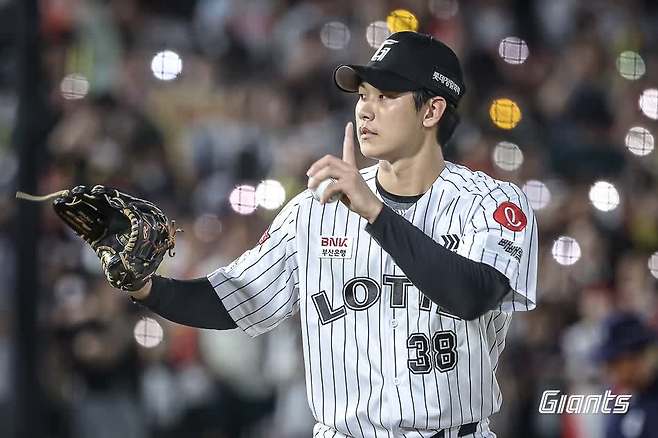 롯데 자이언츠 좌완 파이어볼러 홍민기가 지난 25일 KIA 타이거즈와의 사직 홈 경기에서 1.2이닝 무실점으로 홀드를 기록했다. 사진 롯데 자이언츠