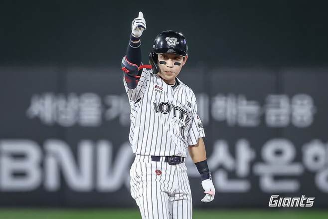 롯데 자이언츠 외야수 황성빈이 26일 부산 사직야구장에서 열리는 2025 신한 SOL Bank KBO리그 KIA 타이거즈와의 팀 간 11차전에 1번타자 겸 중견수로 선발 출전한다. 사진 롯데 자이언츠